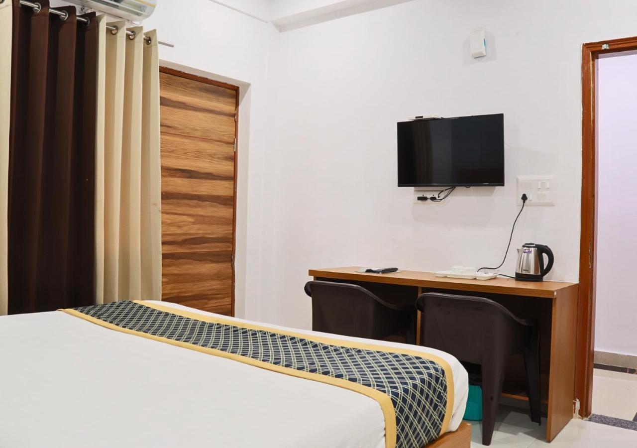 The Castle Blue Hotel Greater Noida Exterior photo